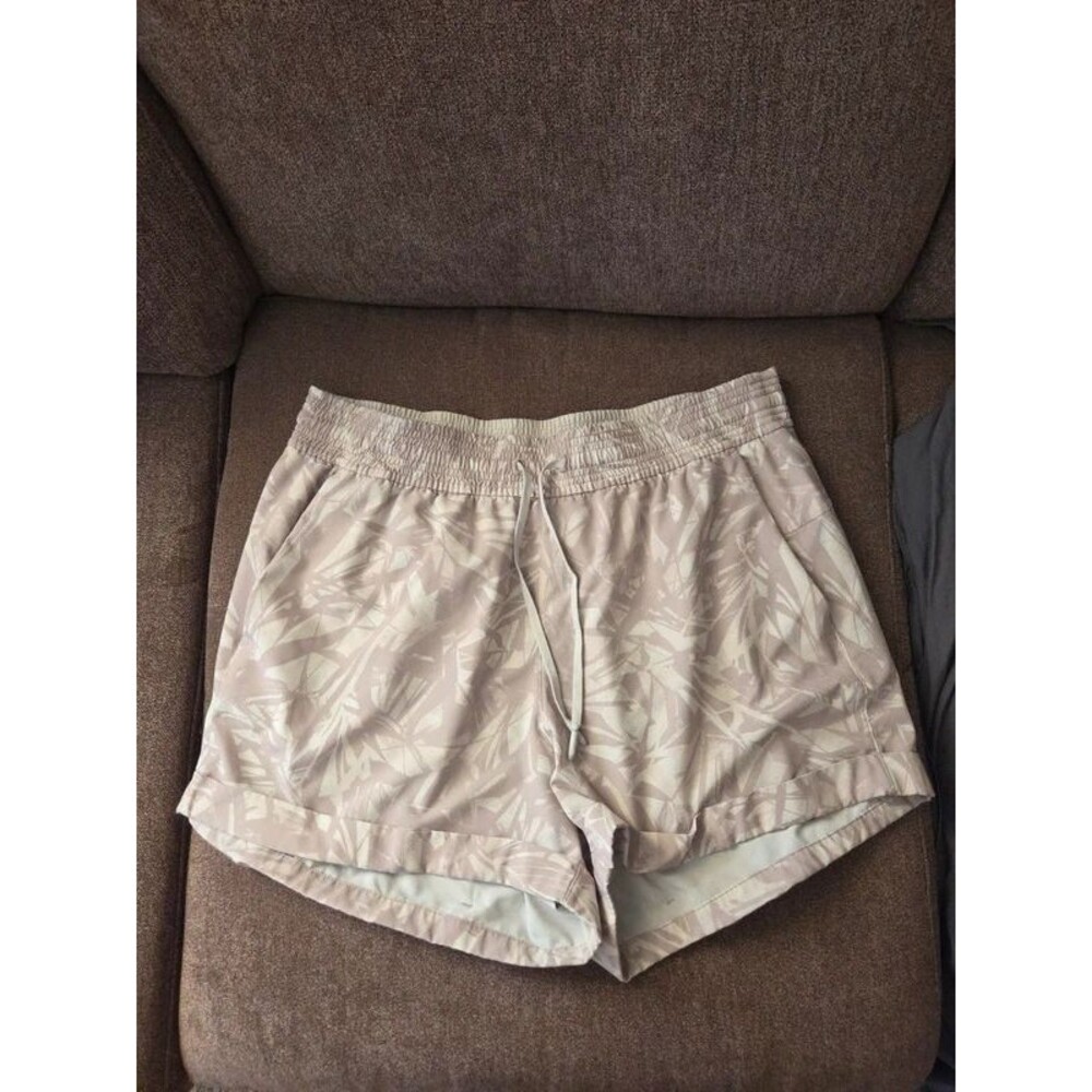 Lululemon Spring Break Away Shorts size 12
